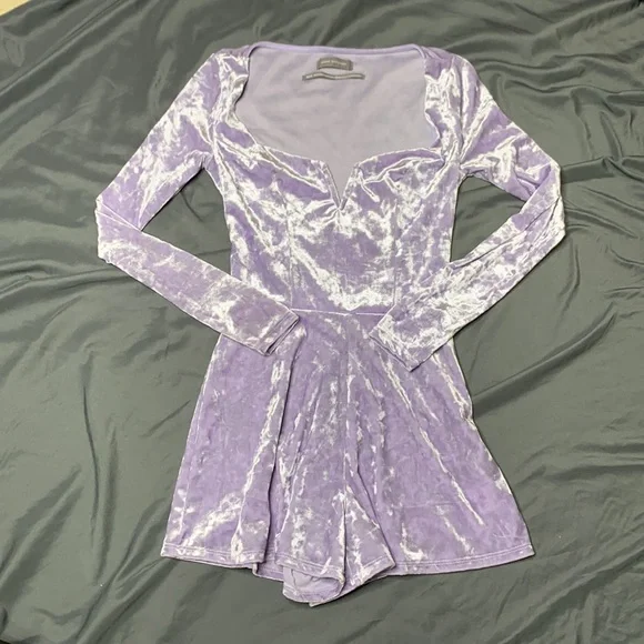 Urban Outfitters Velvet Romper lilac purple size XS - Picture 2 of 6